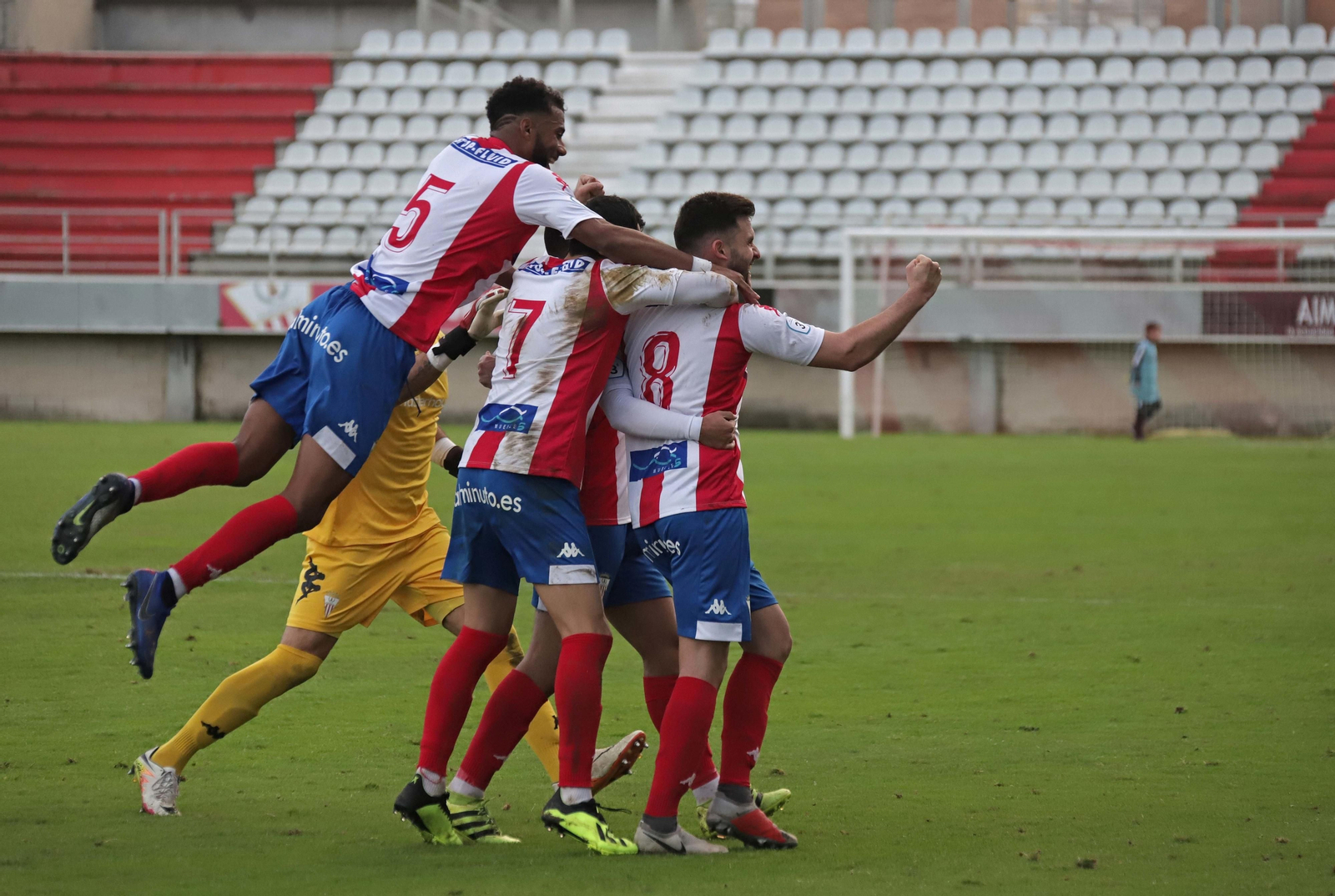 Los albirrojos festejan el gol de Iván al Betis Deportivo.