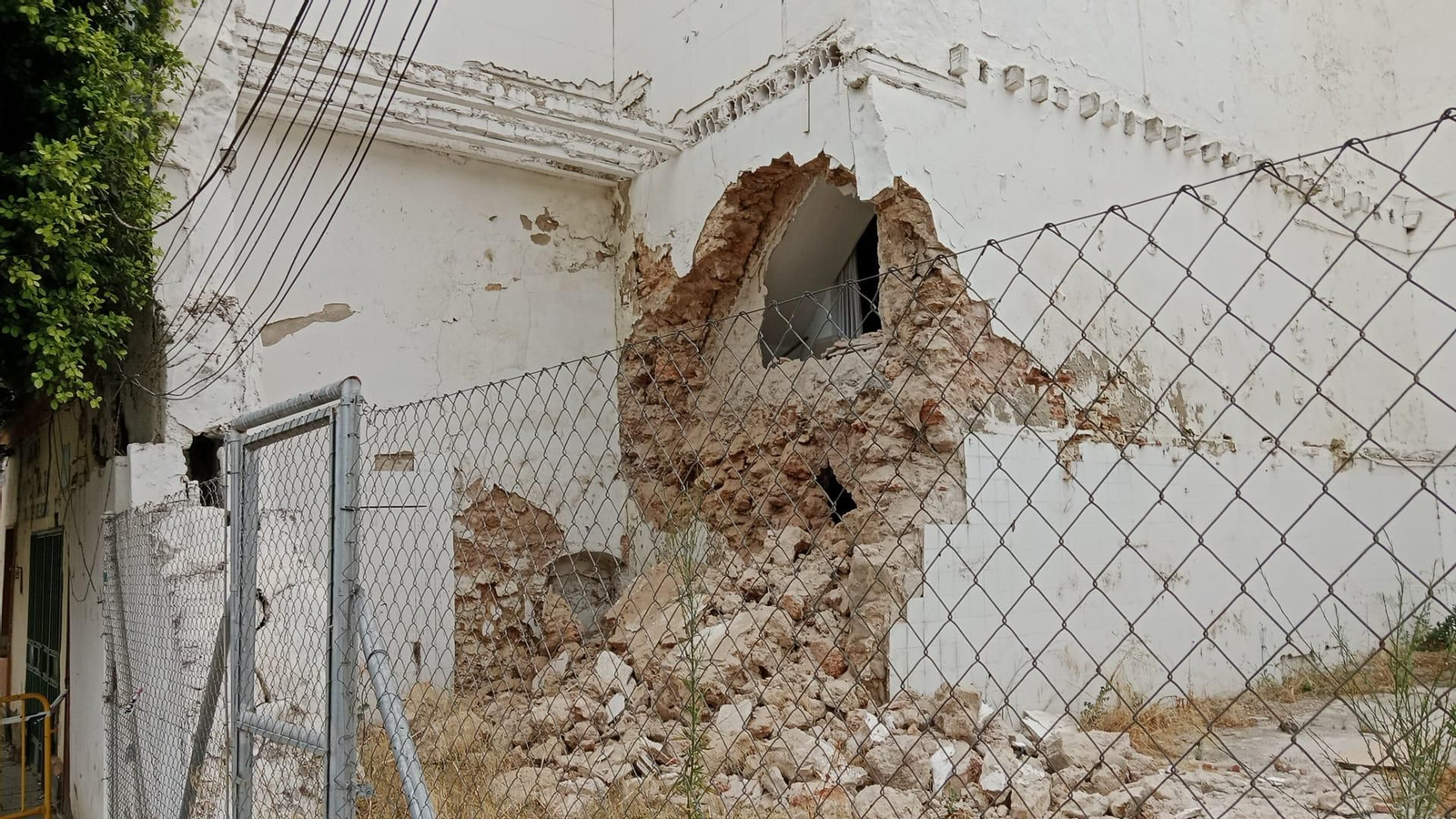Desprendimientos en una parcela municipal que da a la calle Real, en San Fernando