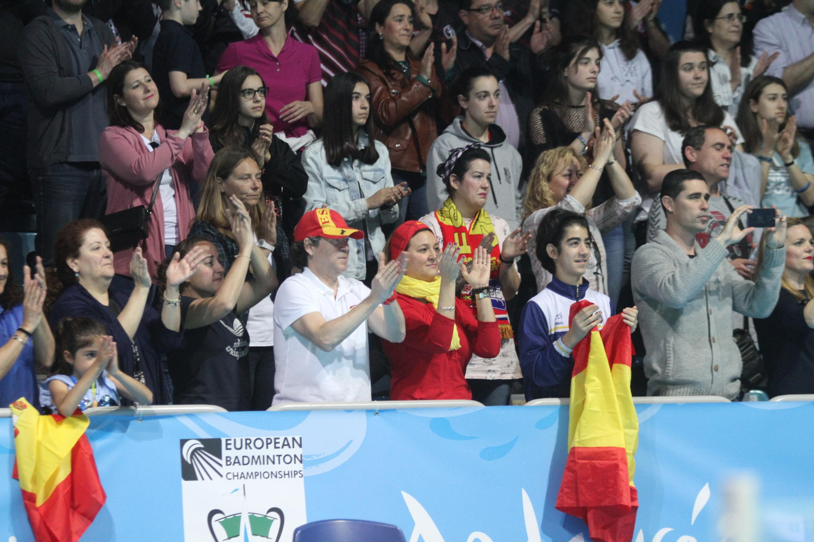 Las gradas del pabellón Carolina Marín se llenaron para ver ganar el oro a la onubense.