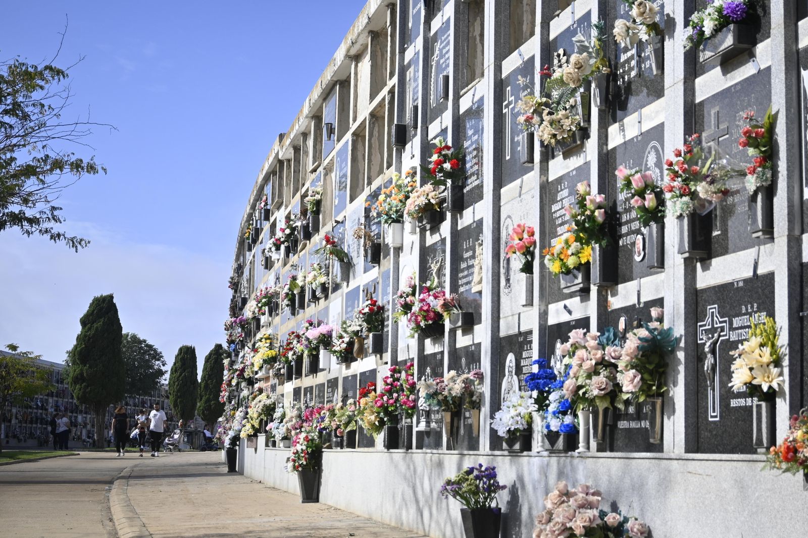 Ambiente en el cementerio de Huelva para el día de todos los Santos.