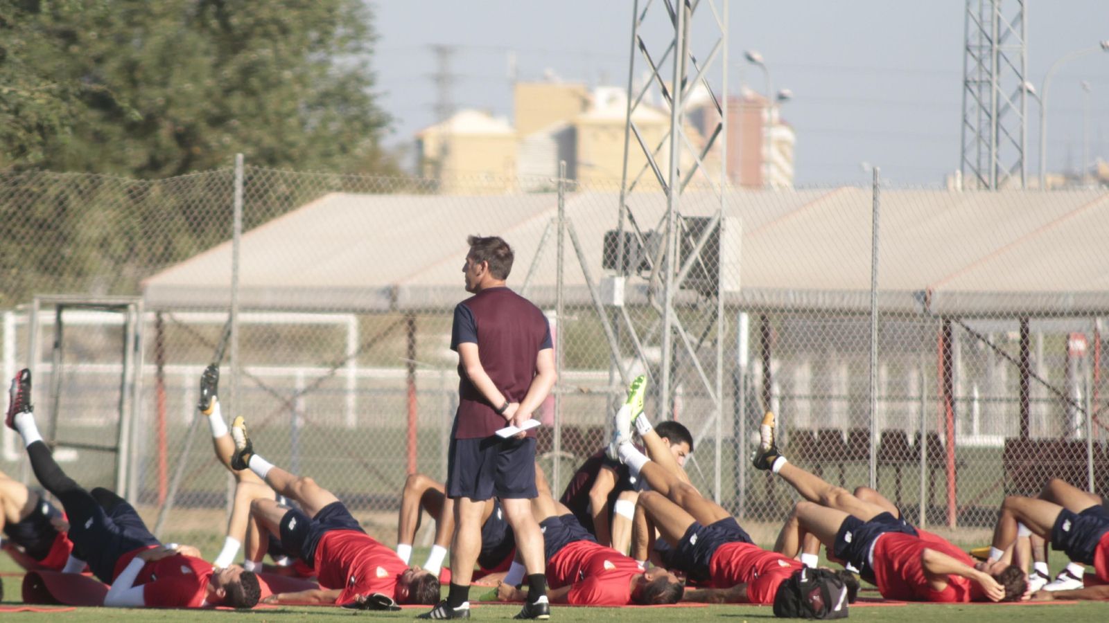 Berizzo observa el entrenamiento de la plantilla en el suelo