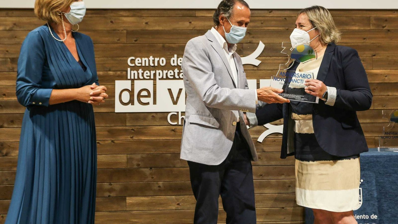 El alcalde entrega el premio a Mari Ángeles Gutiérrez.