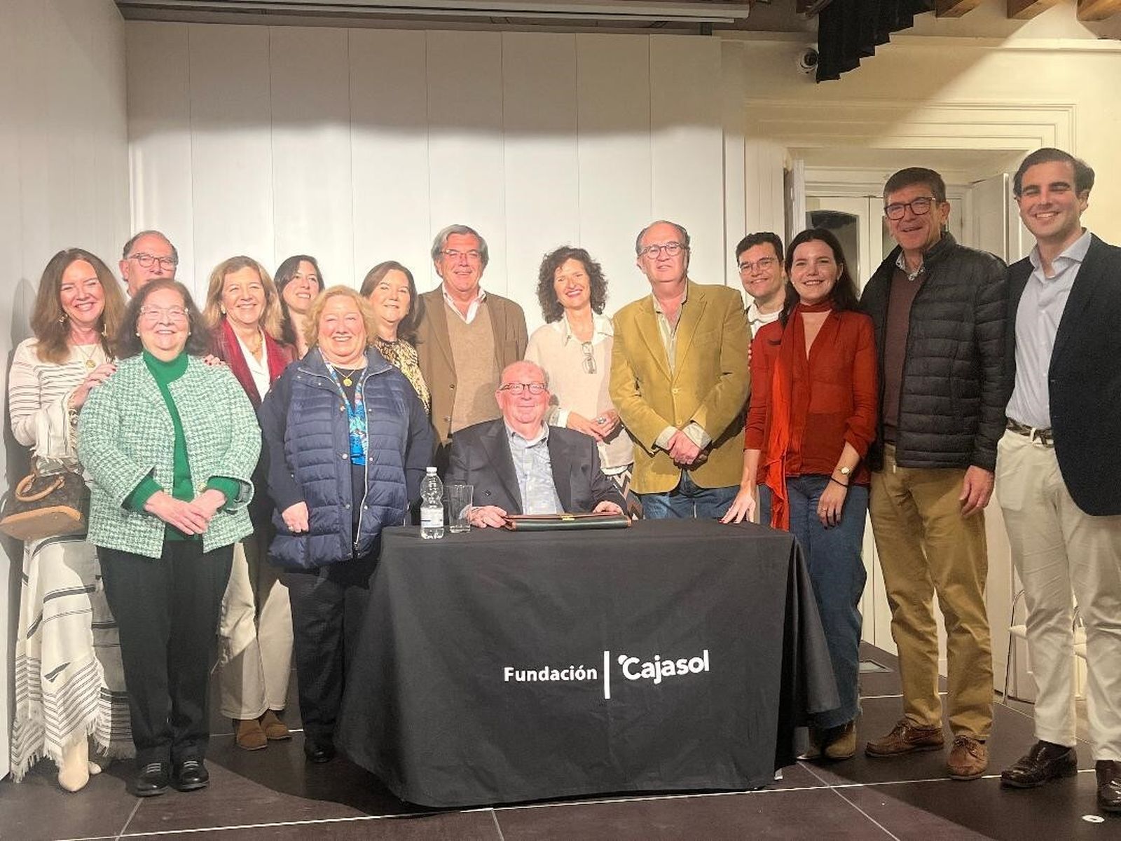 Miguel Guilloto con miembros de la familia Guilloto, tras finalizar la conferencia sobre la ‘Historia de la familia Guilloto en Cadiz’.