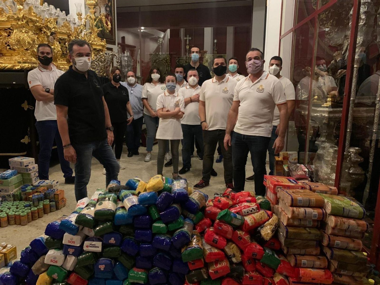 Miembros de las corporaciones de la Columna y Viñeros en una recogida de alimentos.