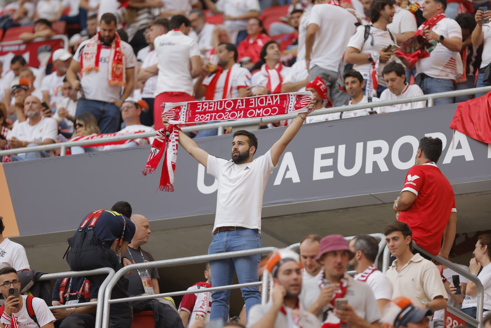 Búscate en las fotos del Sevilla-Roma