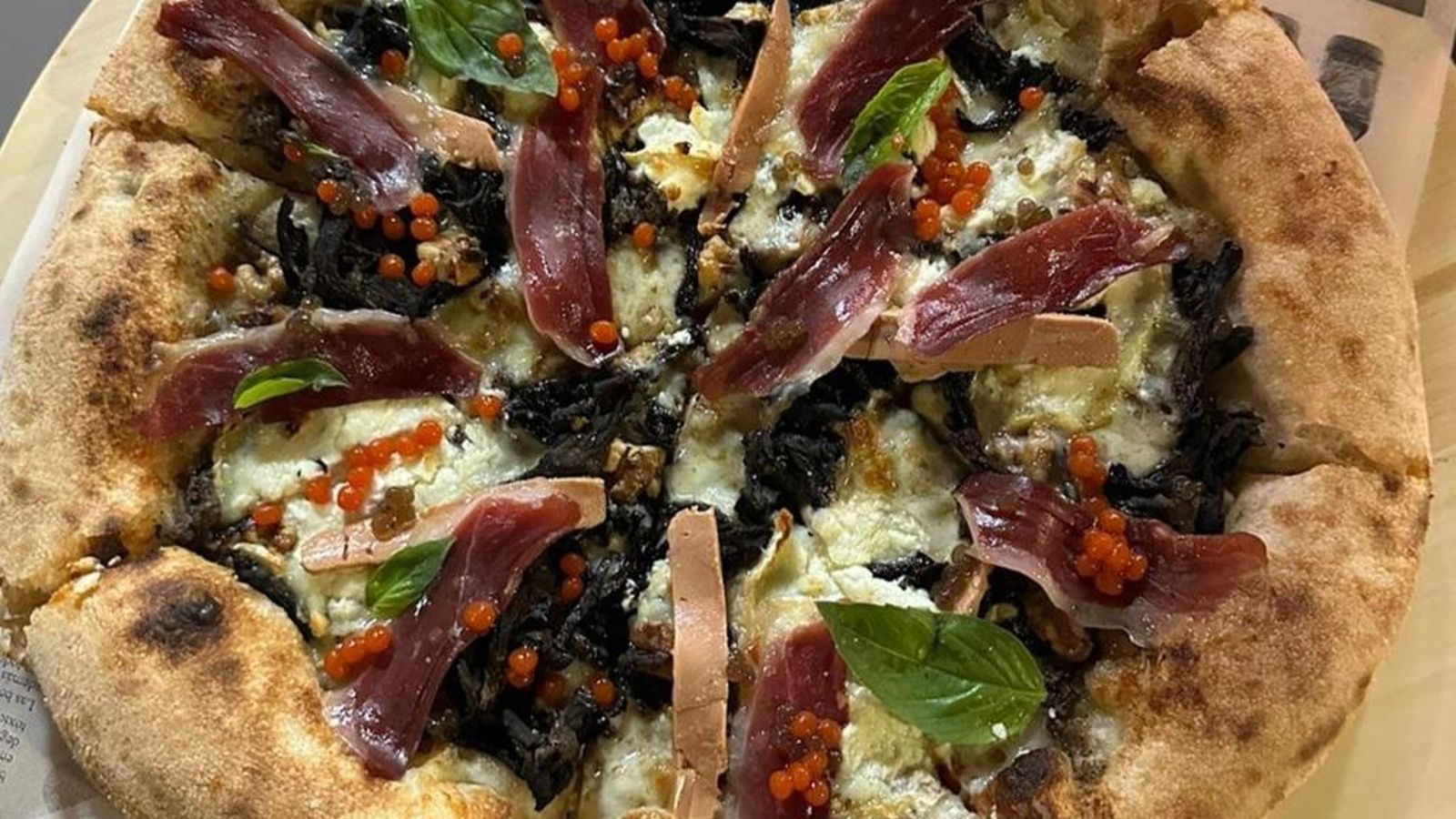 Pizzería Gnomo con pizza Pirinee