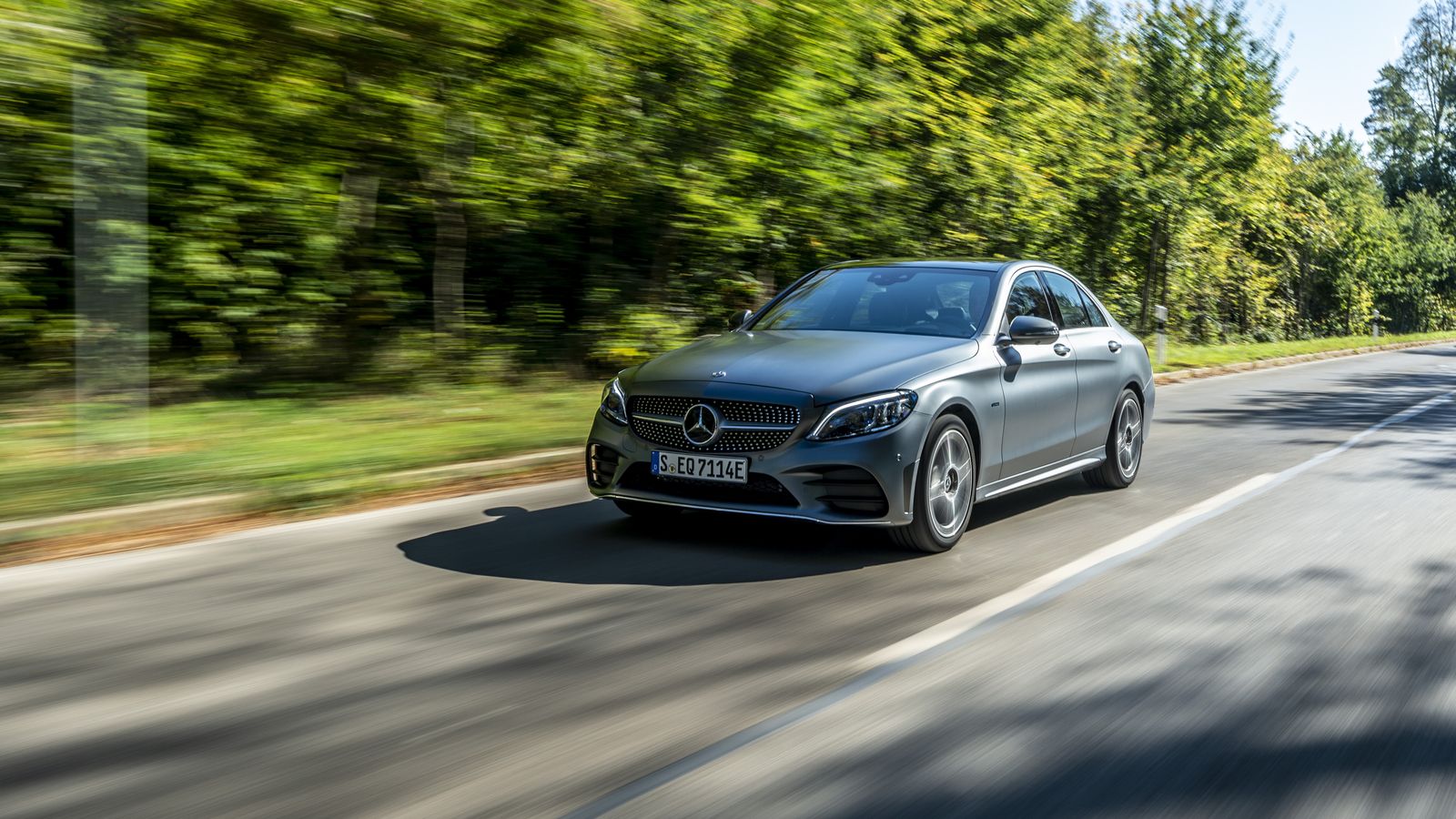 Aunque es mucho más pesado que la versión que sólo cuenta con el motor de combustión, en marcha no se percibe tanta masa. Eso sí, las prestaciones son semejantes a las de esa versión sin hibridación y menos potente.