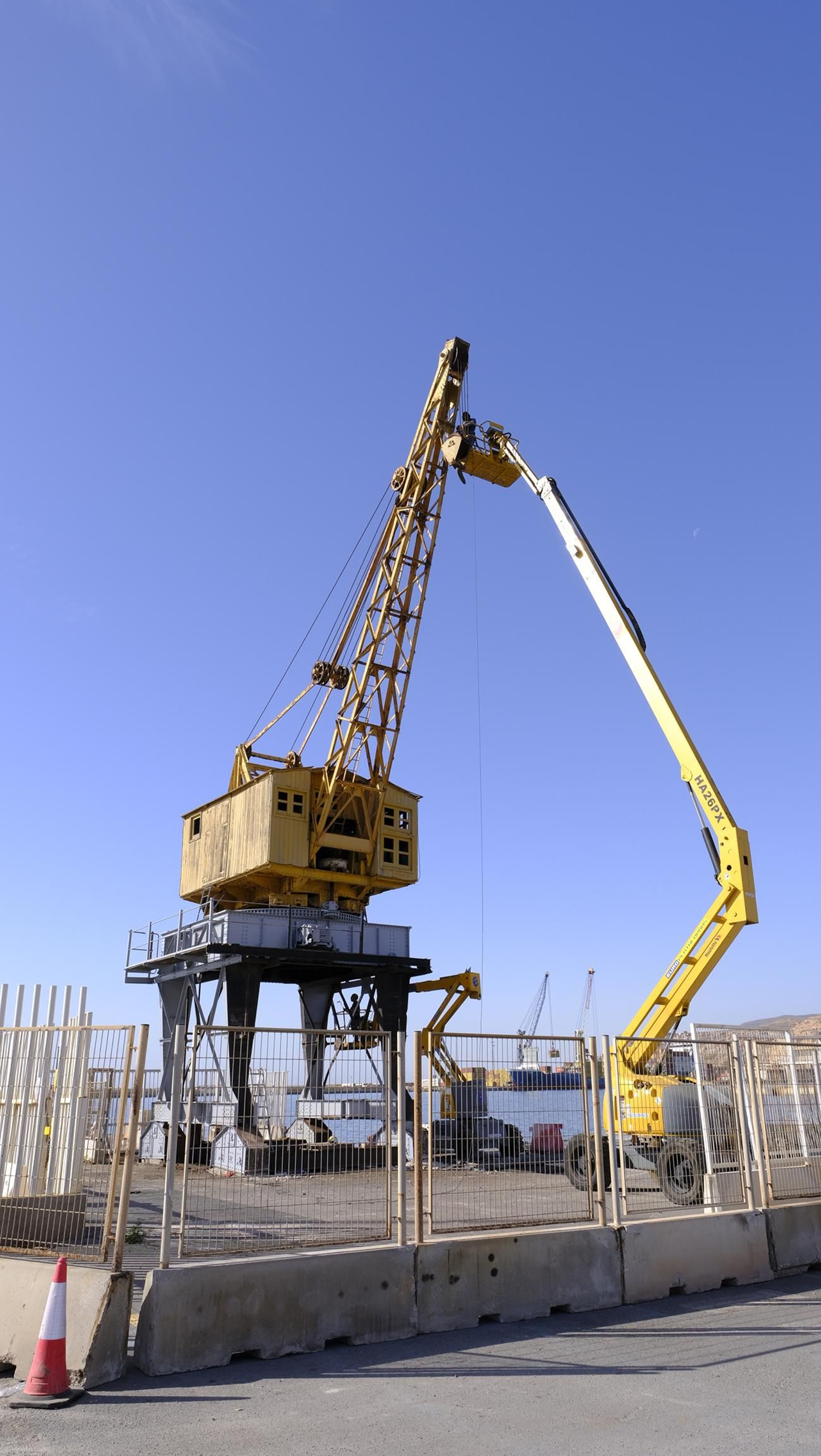 La prueba del izado de la bandera española y las obras del Puerto de Almería, en imágenes