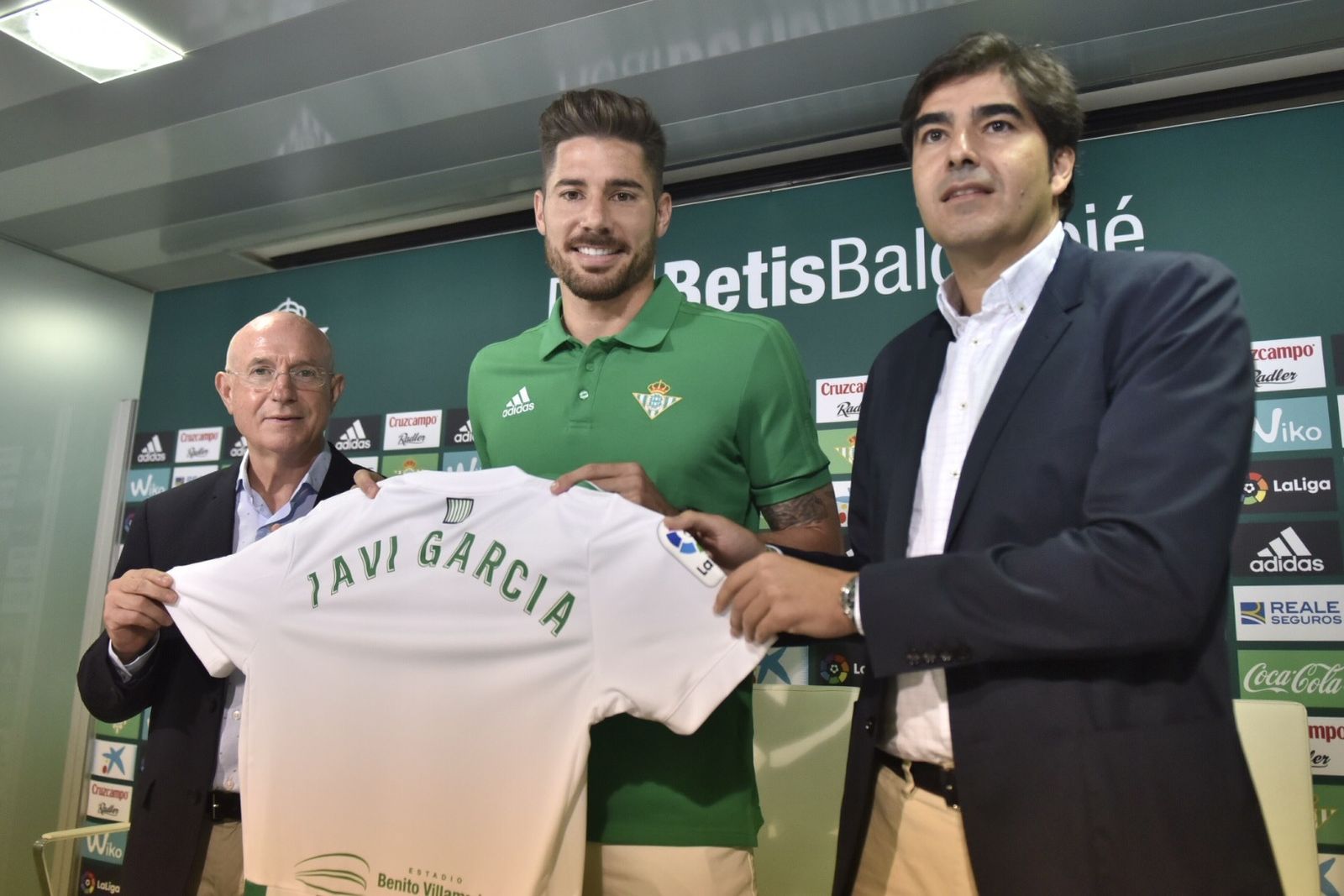 Javi García posa junto a Haro y Serra Ferrer.