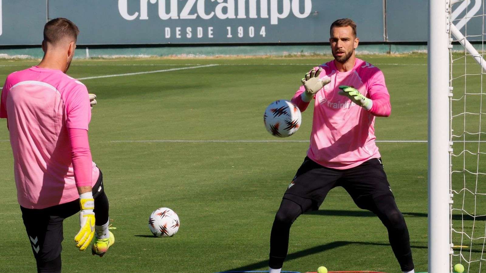 Pau López se ejercita en la ciudad deportiva junto a Adrián.