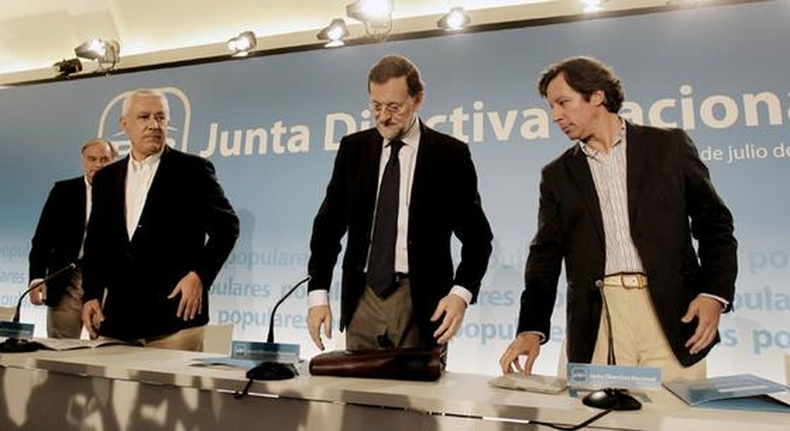 Rajoy, Arenas y Zoido, entre otros, acuden a la Junta Directiva Nacionald del PP realizada en Sevilla.

Foto: Antonio Pizarro