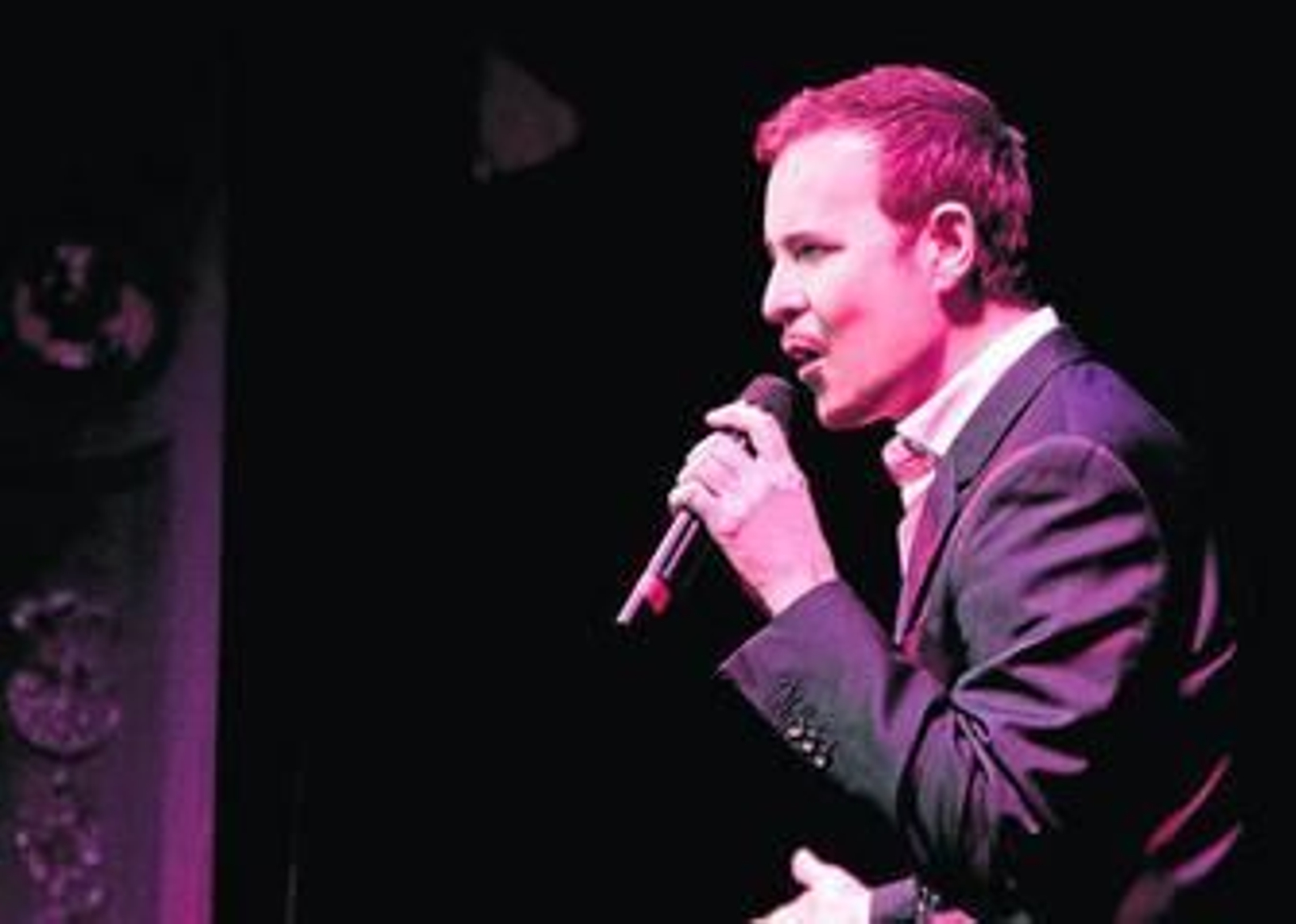 En la imagen, el cantante Brandon Cooke durante la interpretación del tema que resultó ganador.