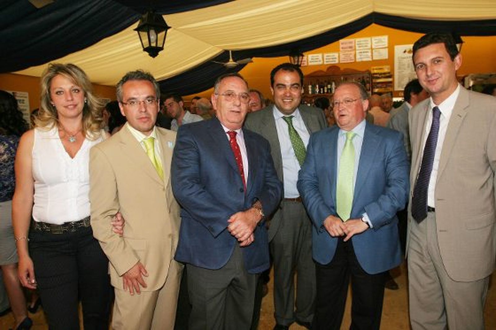 El delegado provincial de Economía y Hacienda, Daniel Vázquez, entre David Fernández y Miguel Berraquero, gerente del Diario, a la izquierda, Alfonso Moscoso, presidente de la Mancomunidad de la Sierra y su señora y Luis García, miembro del Consejo Editorial.

Foto: Vanesa Lobo