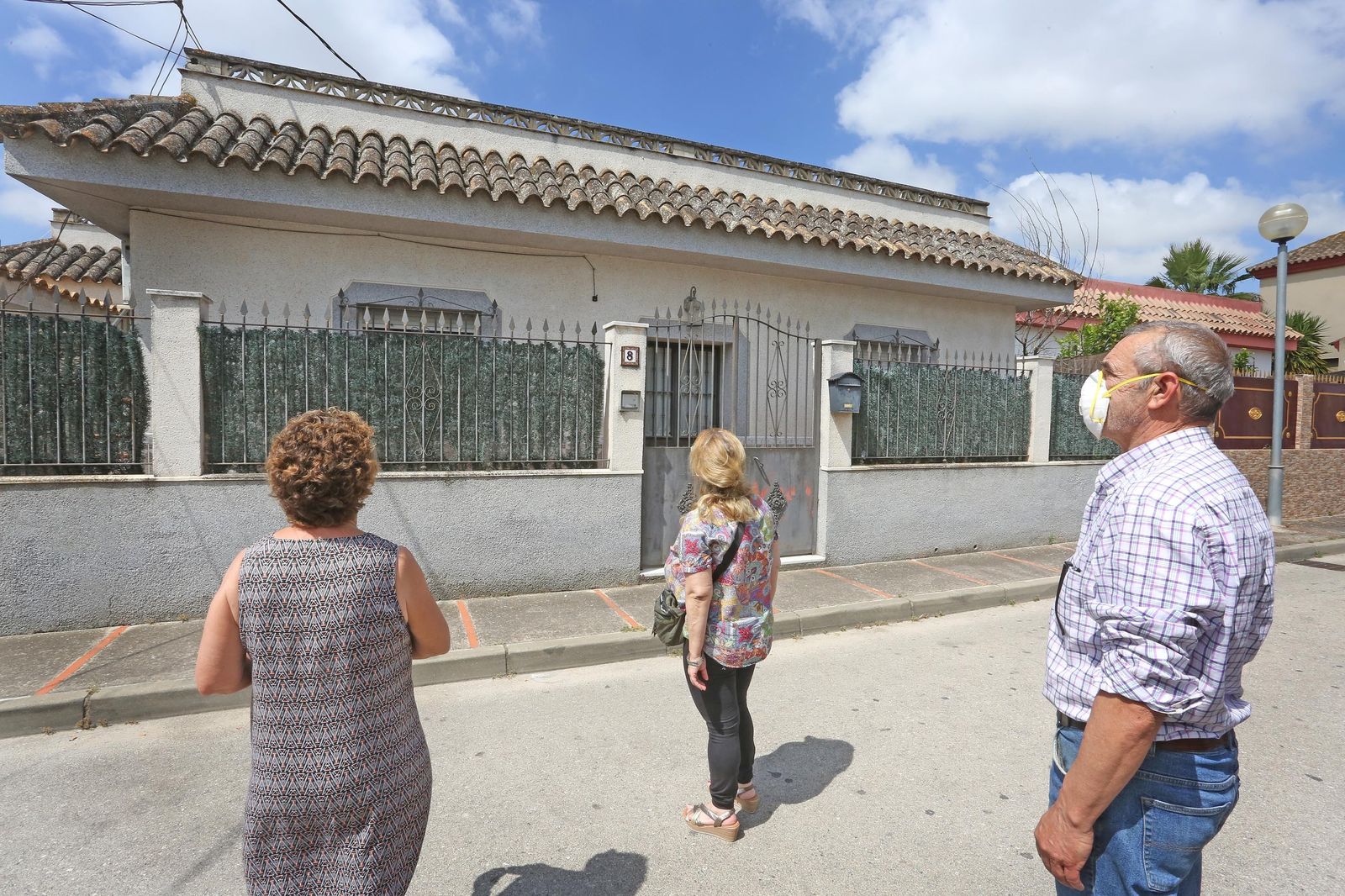Vecinos de la calle Águila señalan la vivienda a la que un desconocido intentó acceder.