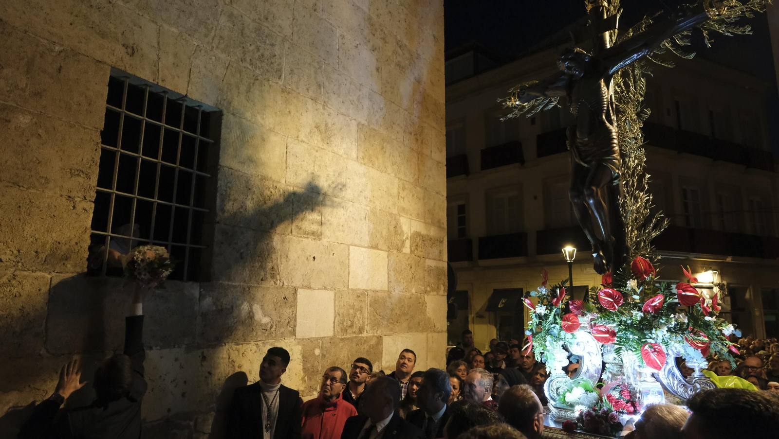 Procesión del Vía Crucis-Cristo de la Escucha en Almería, en imágenes