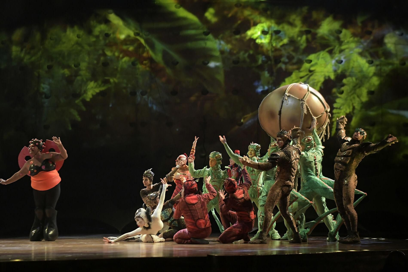 El Circo del Sol brilla en el Palacio de Deportes de Granada