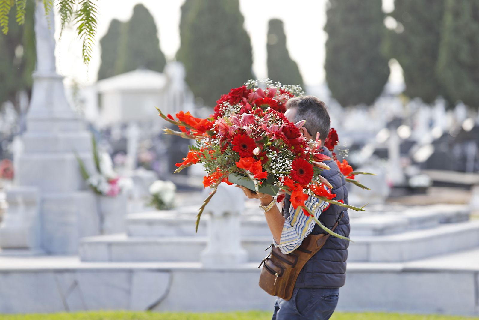 Imágenes del Día de Todos los Santos en el cementerio de la Soledad de Huelva