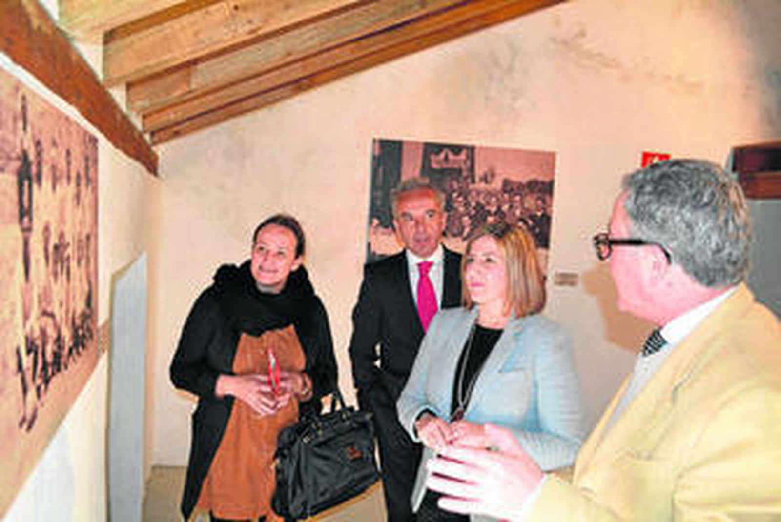 La presidenta de la Diputación (centro) y el resto de autoridades atienden a una explicación.