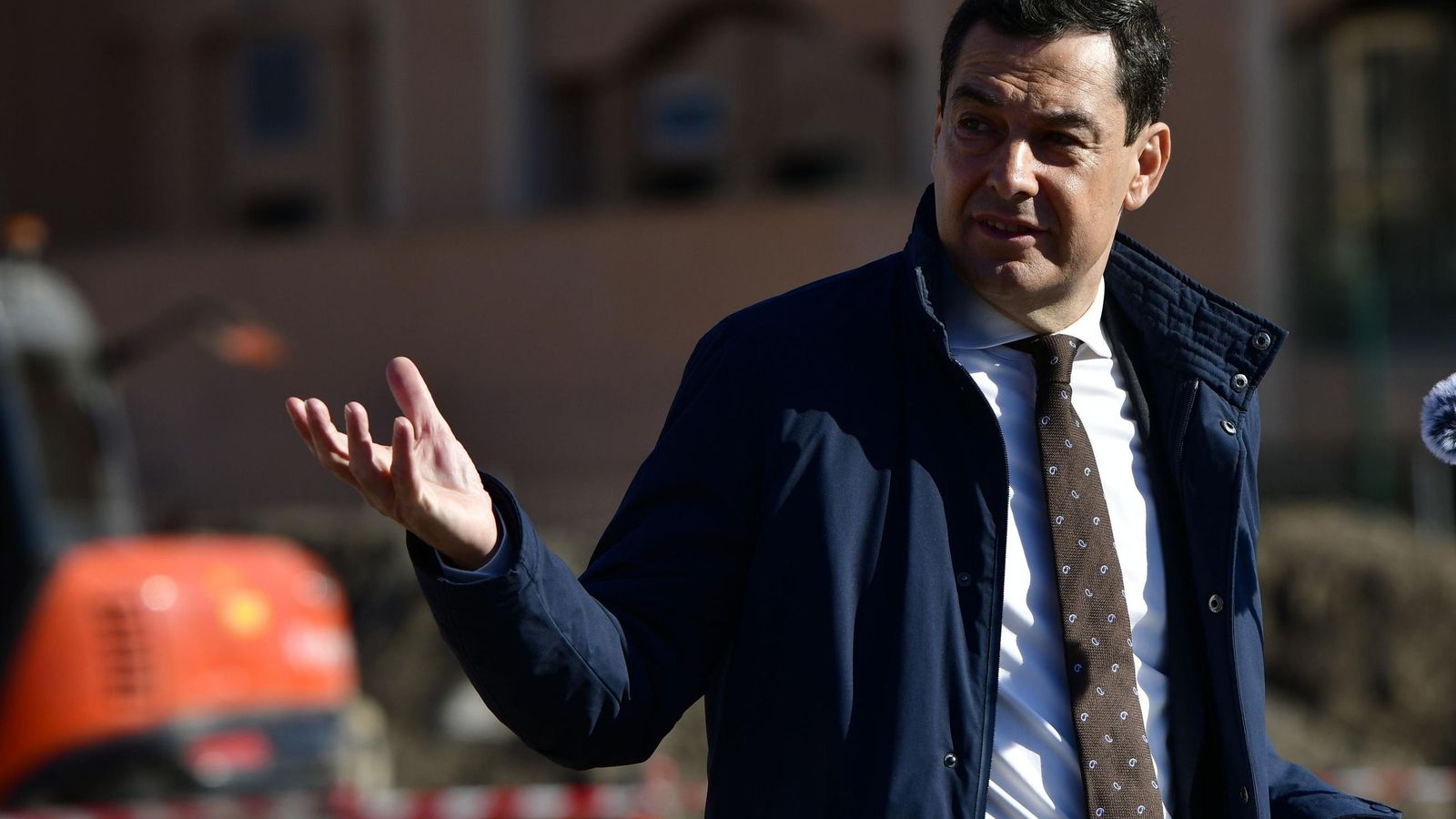 Juanma Moreno en la localidad de Roquetas de Mar en la mañana de ayer.