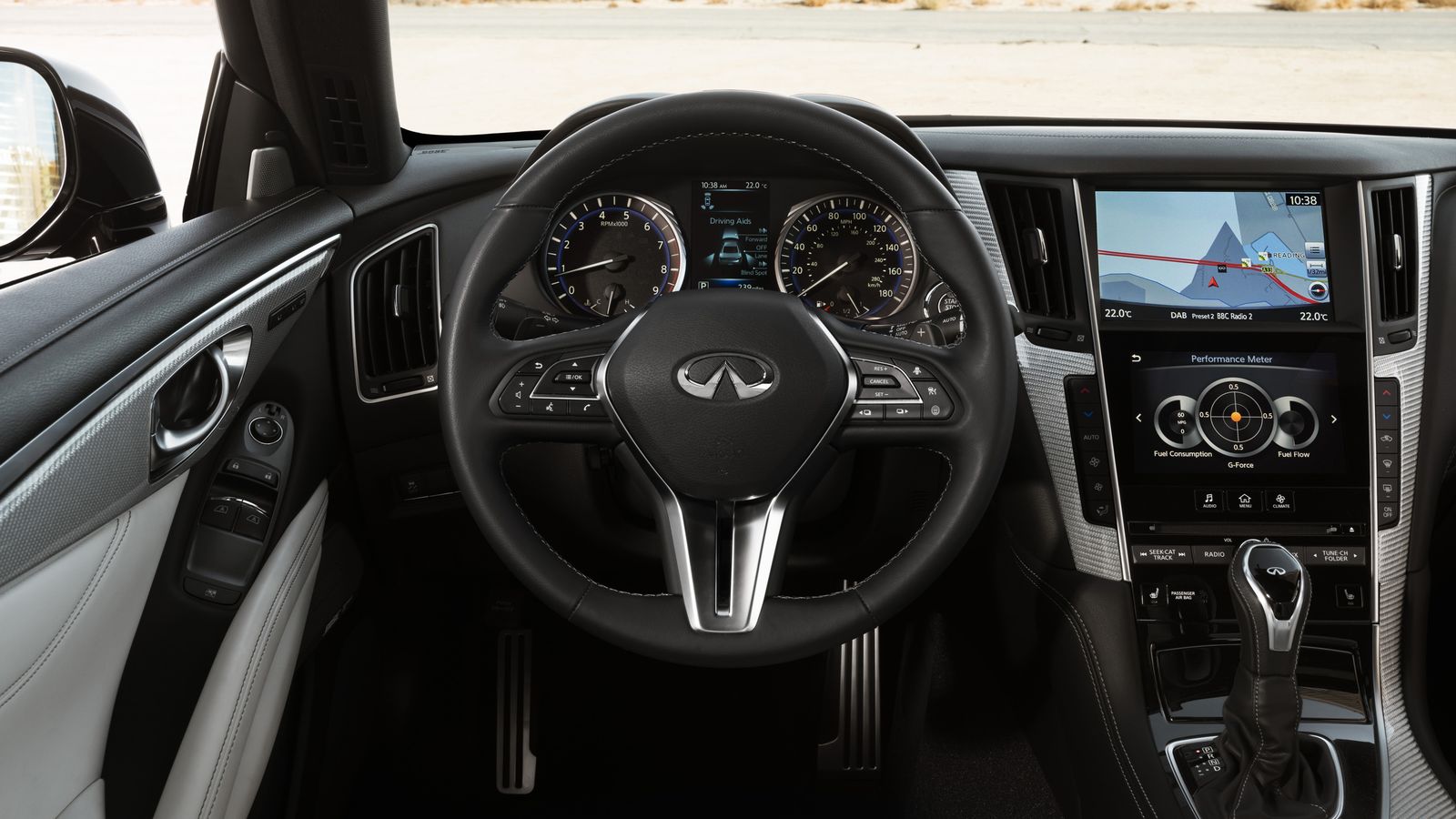 Dentro cuenta con dos pantallas de 7 y 8 pulgadas.