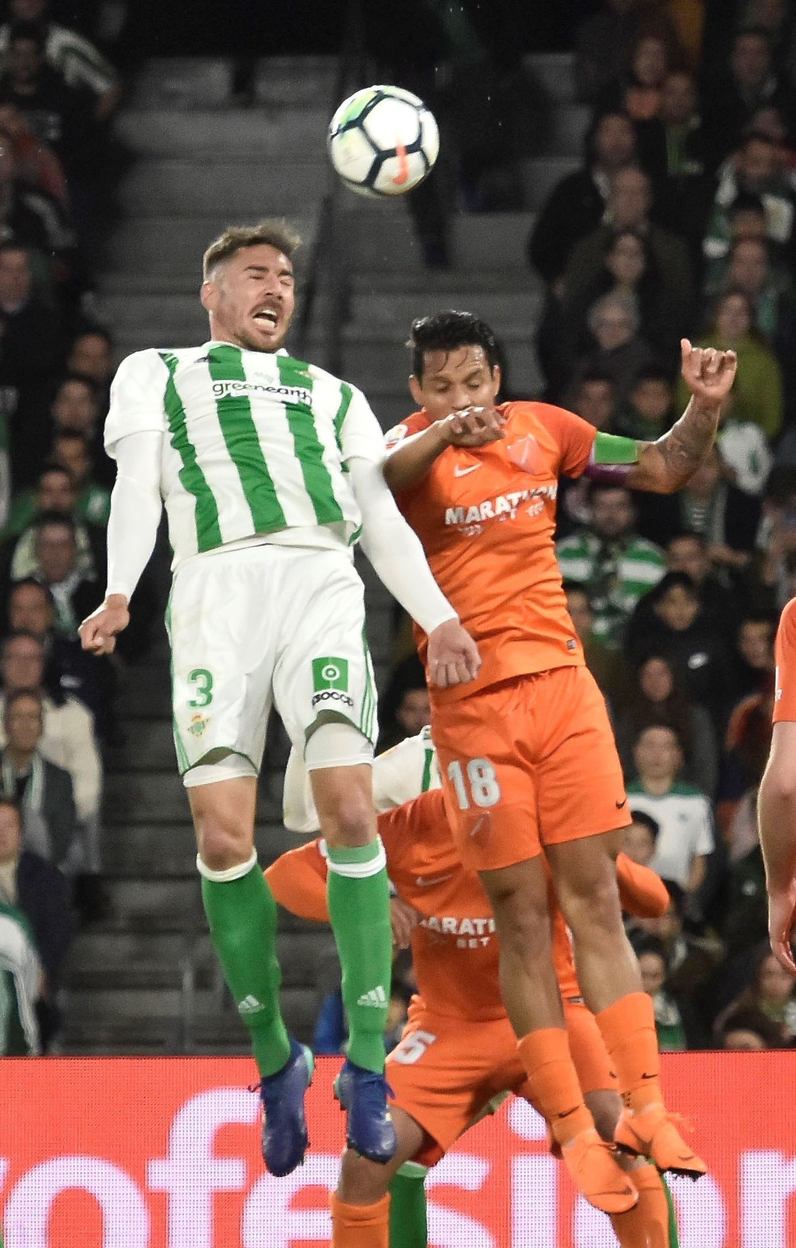 Rosales disputa un balón con Javi García.