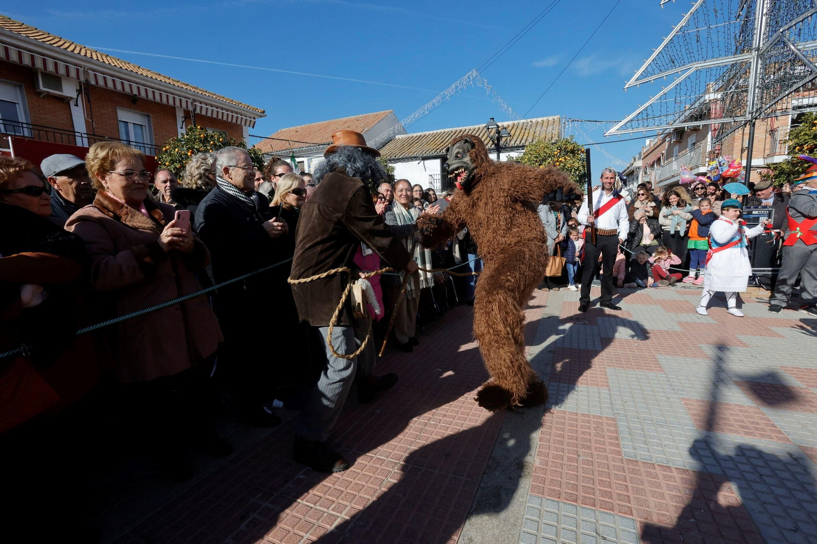 La Danza de los Locos y el Baile del Oso de Fuente Carreteros, en imágenes