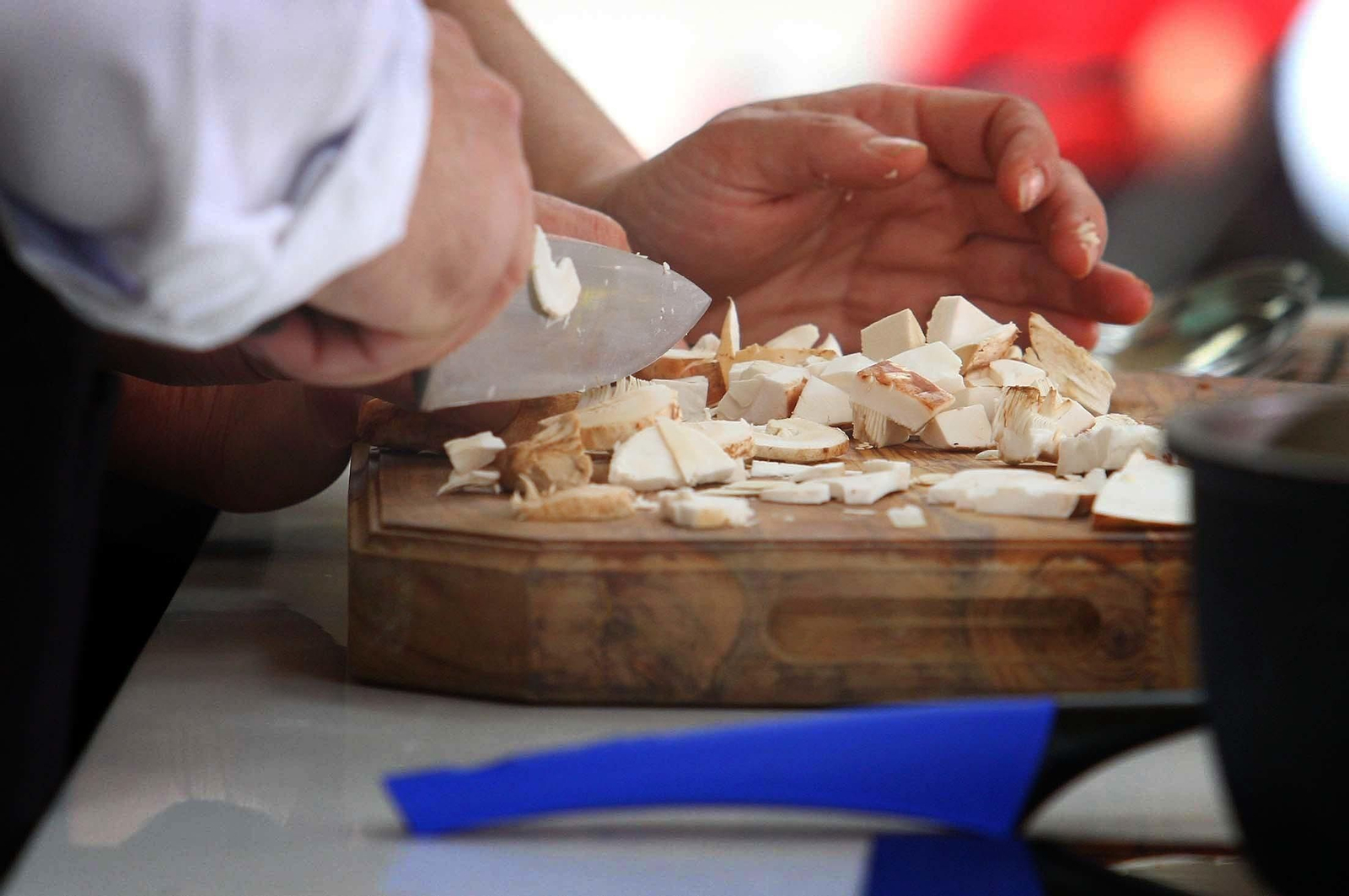 Imágenes de Gabriel Cruz durante la grabación del programa 'Hoy cocina el alcalde'.