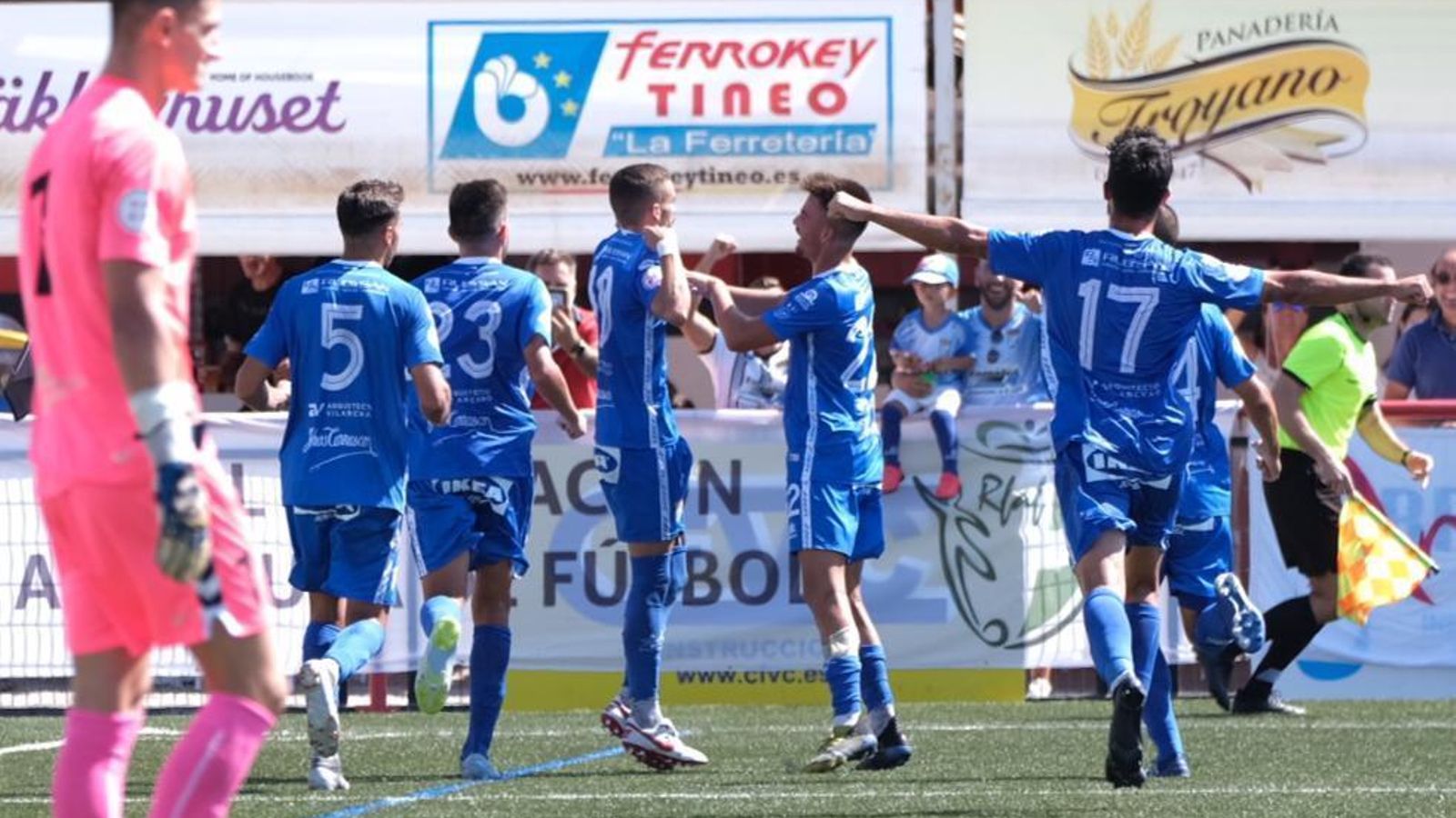 Los jugadores azulinos celebran el 1-0 de Juanito.