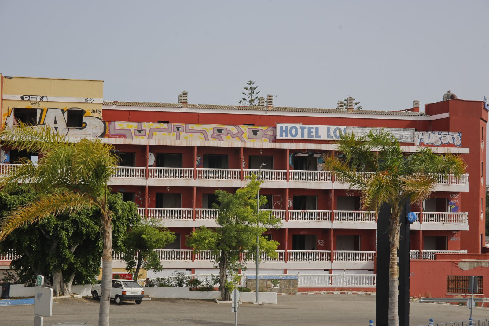 Fachada principal del antiguo hotel Los Álamos, en Torremolinos.