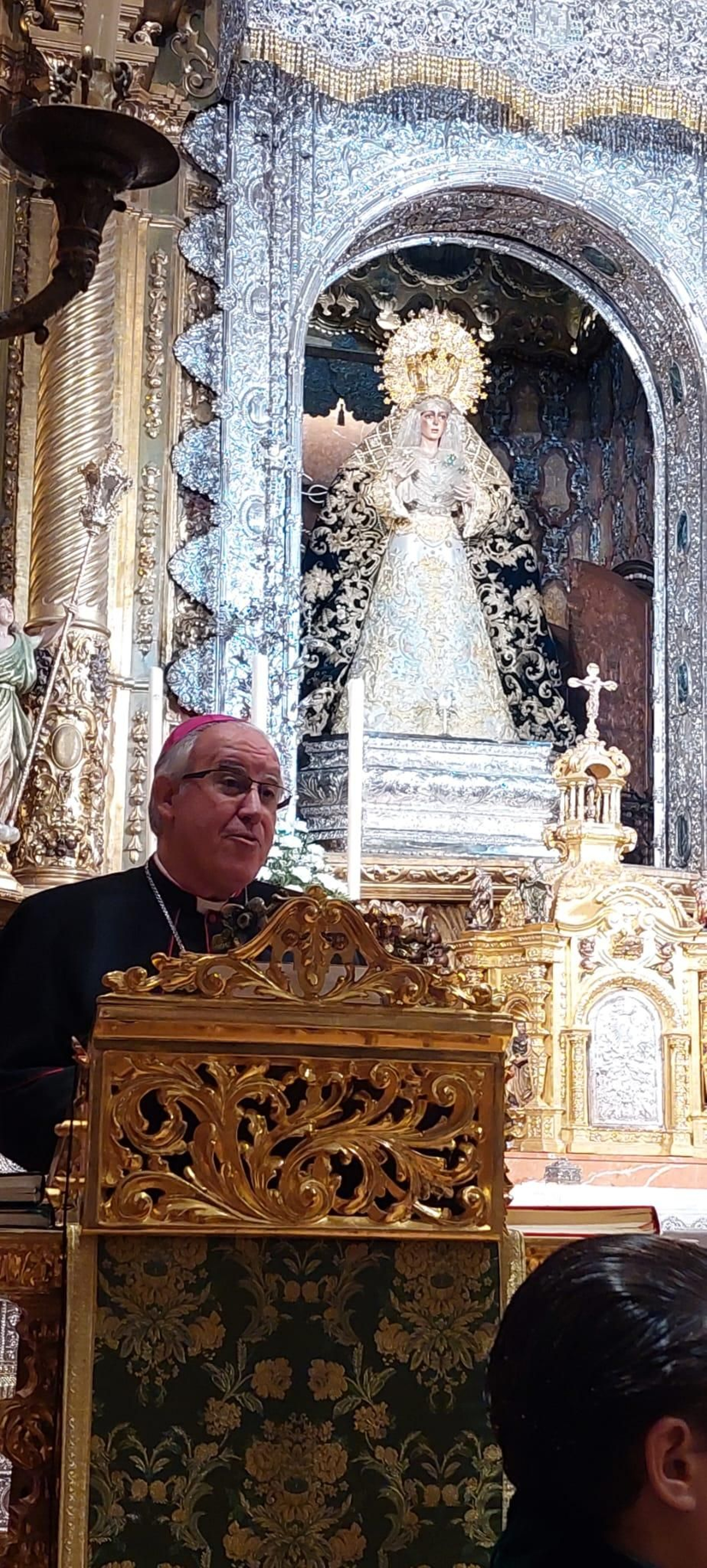 Monseñor Saiz comunica la concesión de la Rosa de Oro a la Macarena.