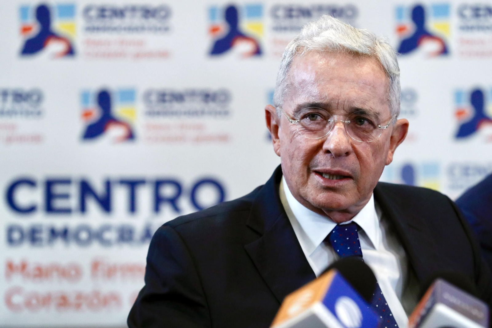 El ex presidente colombiano Álvaro Uribe es condenado a 12 años de prisión domiciliaria.