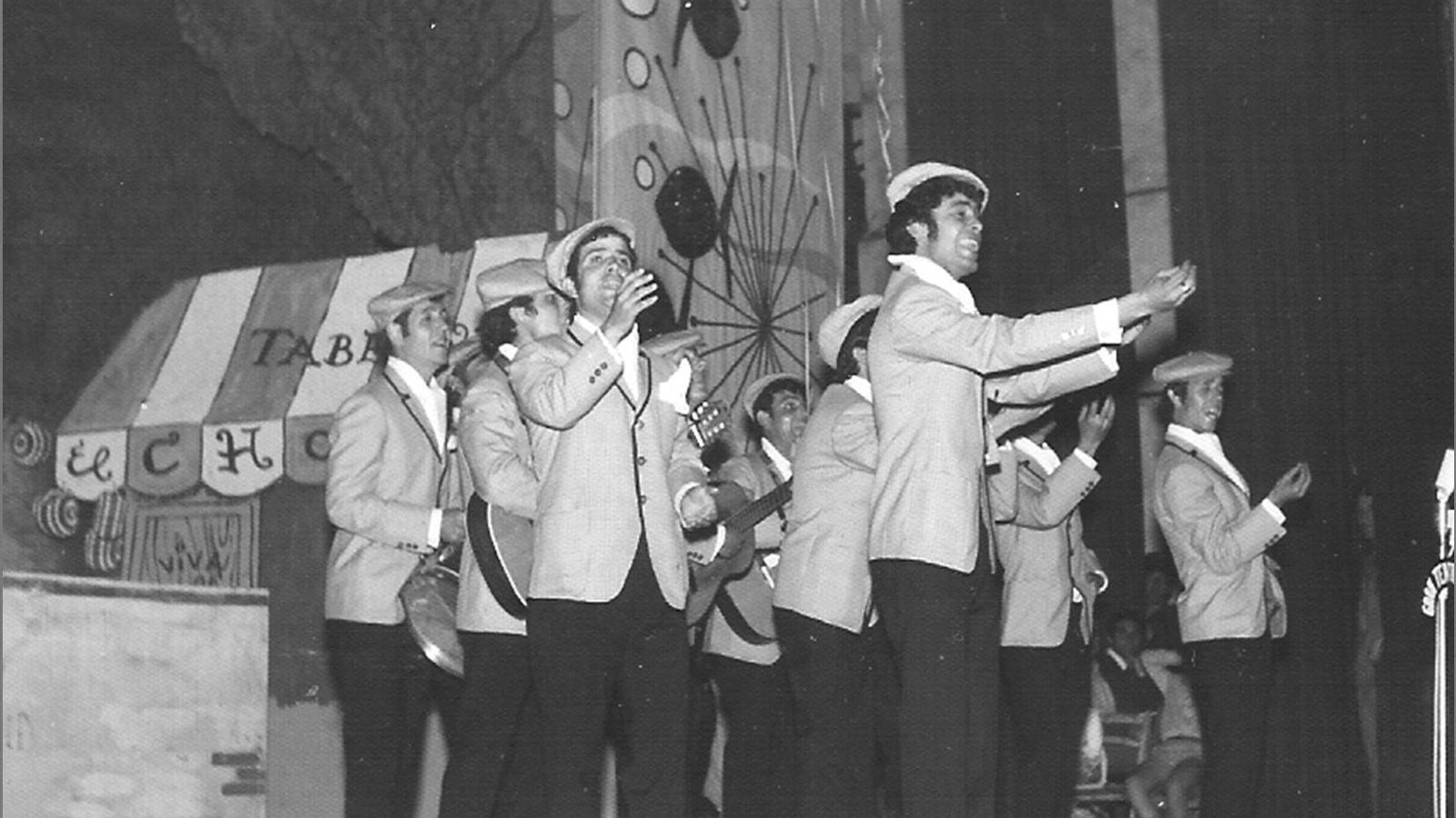 La comparsa 'Los chulapos' (1969) cantando en el Falla.