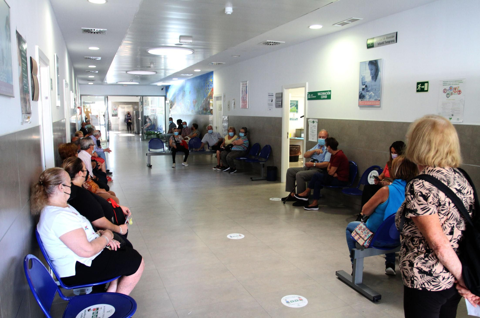 Varios usuarios en la sala de espera de un centro de salud de Huelva. Imagen de archivo.