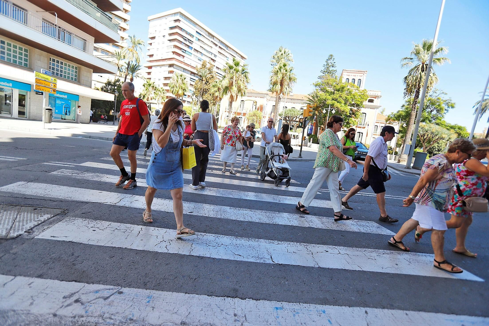 Ambiente en el centro de Huelva, este lunes.