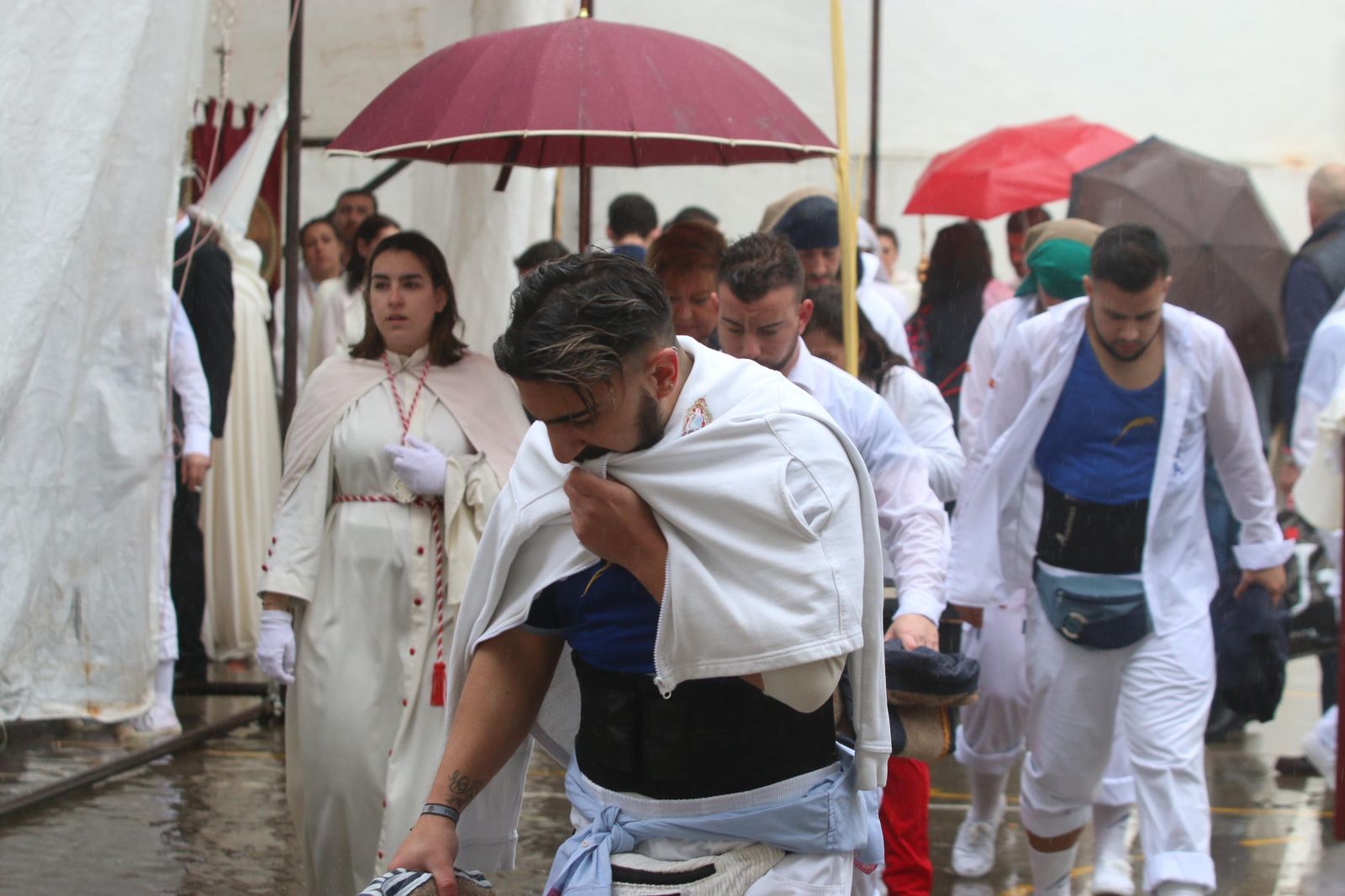 Costaleros y nazarenos de La Borriquita en 2016, cuando la lluvia interrumpió su estación de penitencia.