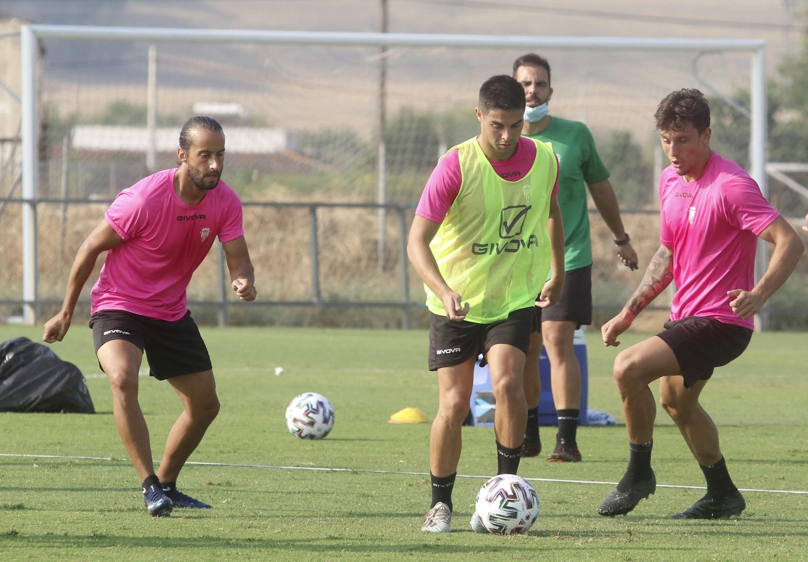 Jesús Álvaro conduce el balón ante Mario Ortiz y Manu Farrando en un entrenamiento.