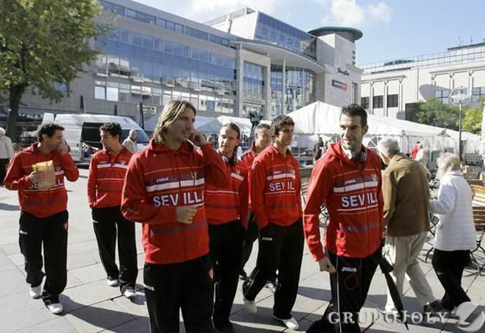 Parte del equipo sevillista visitan el centro comercial de Dortmund.

Foto: Diario de Sevilla