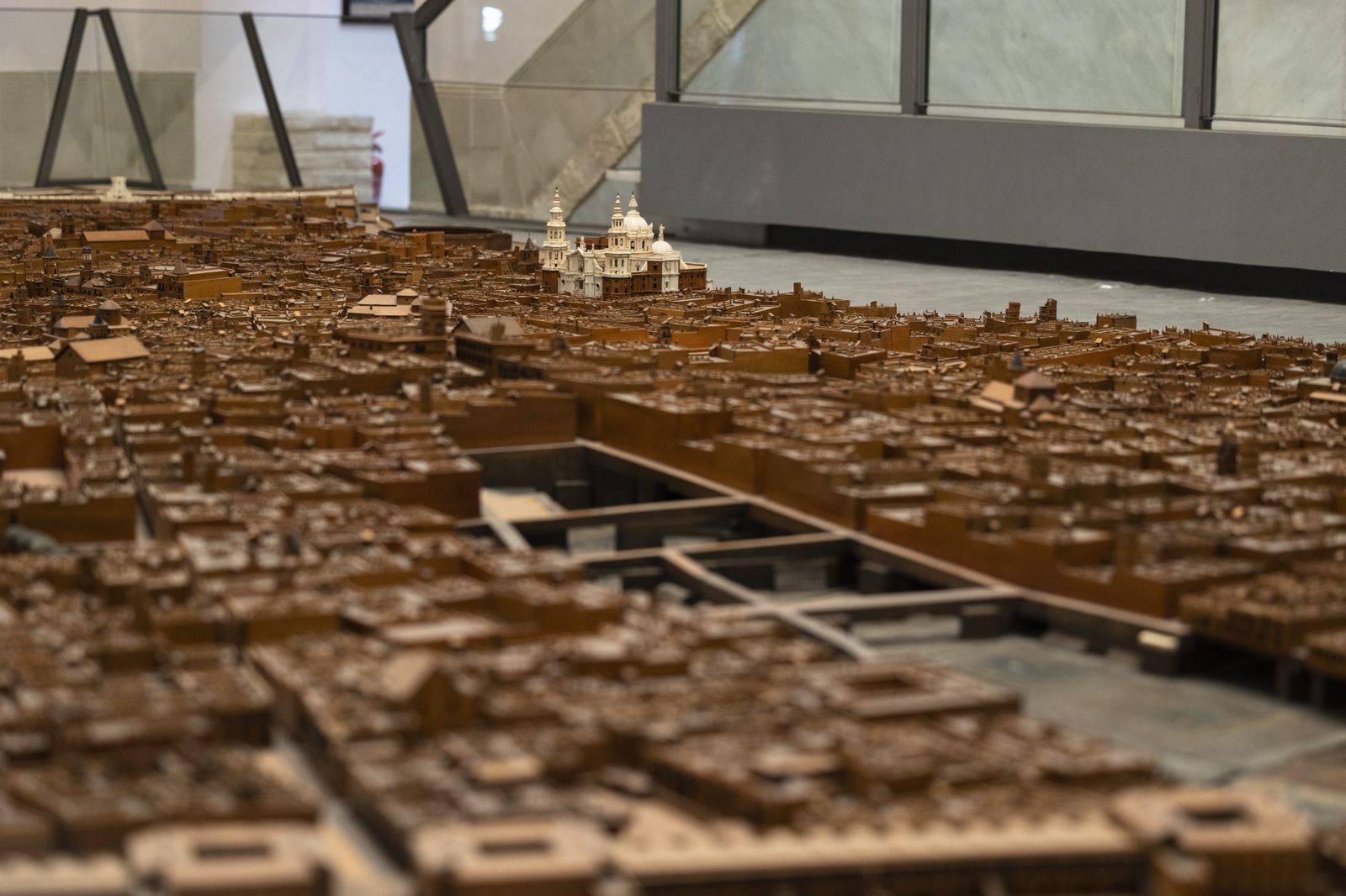 Imágenes del inicio de los trabajos de conservación y limpieza de la maqueta de Cádiz.