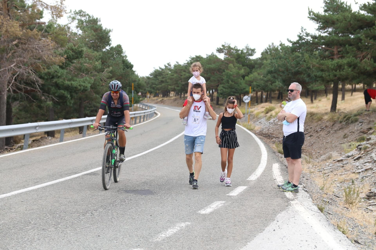 Fotogalería del ambiente en la subida al Alto de Velefique de La Vuelta.