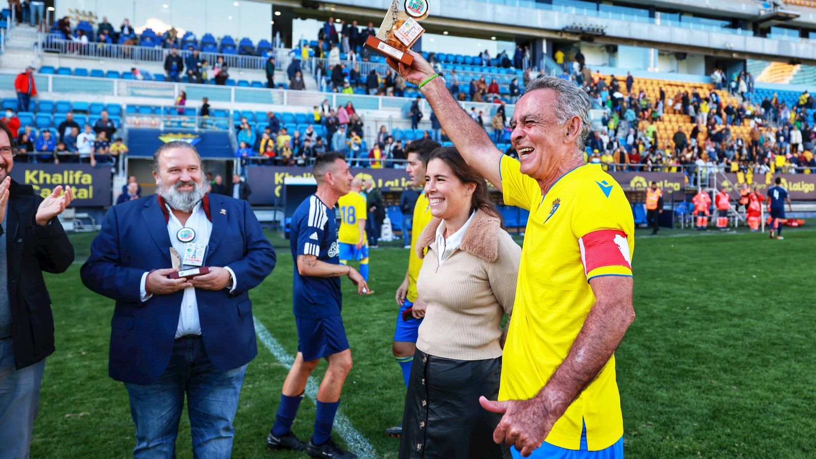Brazo arriba y sonrisa de Chico Linares al recoger el trofeo. Brazo arriba y sonrisa de Chico Linares al recoger el trofeo.