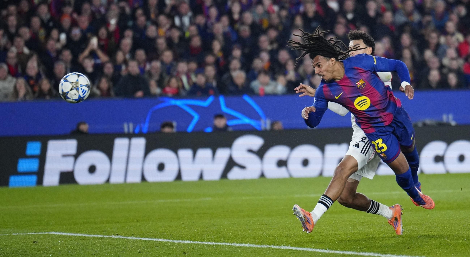 Koundé cabecea de forma espectacular para empatar el partido a uno.