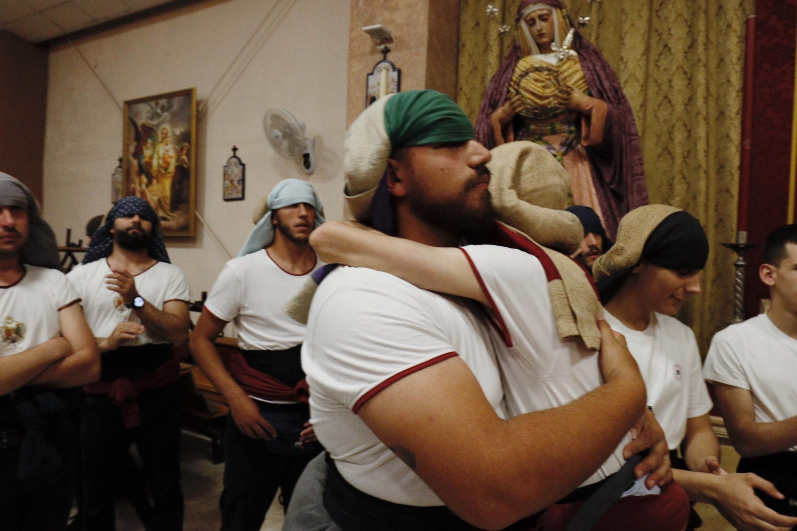 Imágenes de la salida del Amor en la Semana Santa de Chiclana 2025