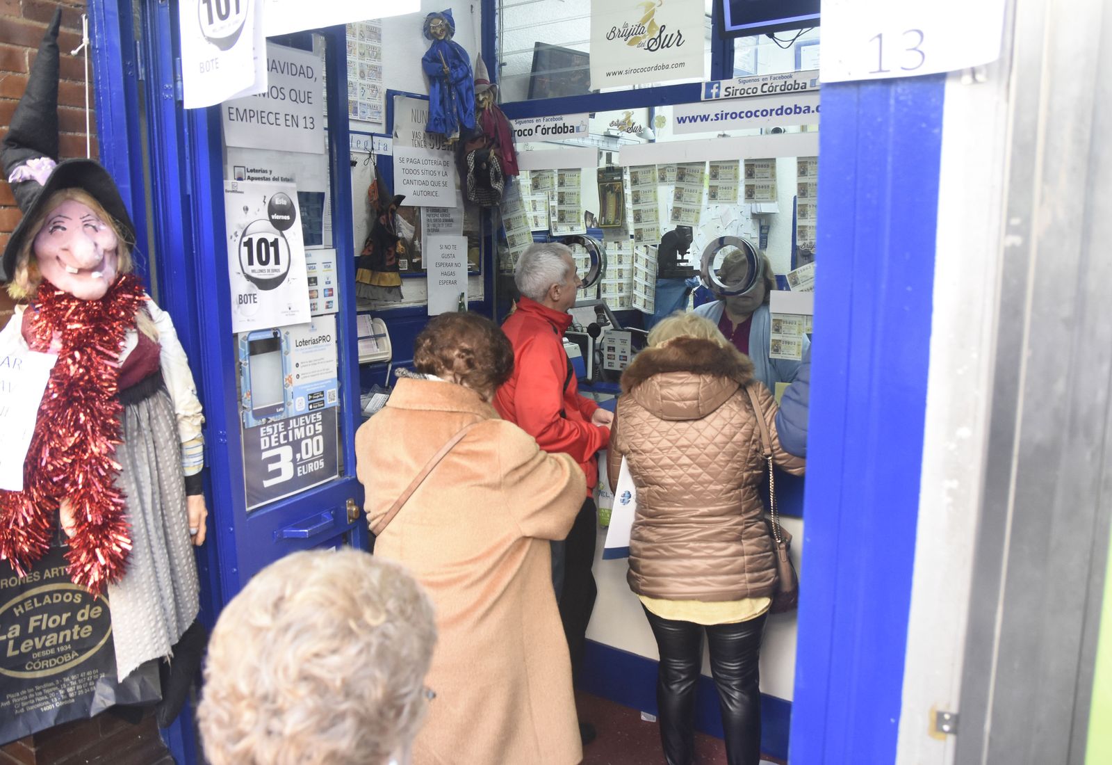 Venta de Lotería de Navidad en un despacho de Córdoba capital.