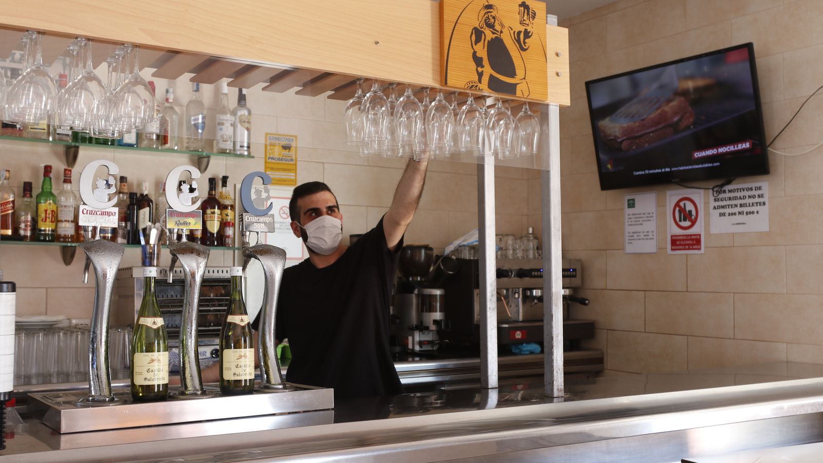 Luis, tras la barra del Chiringuito El Campano.