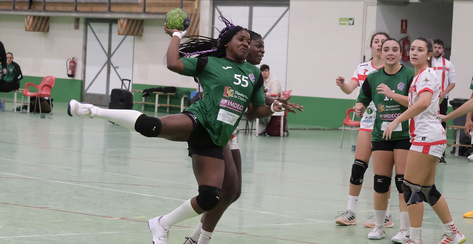 Yarumy Céspedes lanza ante la presión de la defensa almeriense.