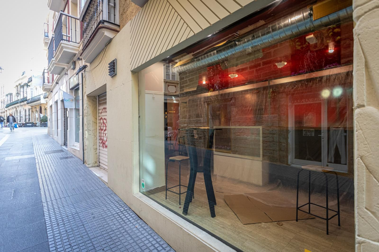 El local ya cerrado del restaurante San Wich en la calle Novena de Cádiz.