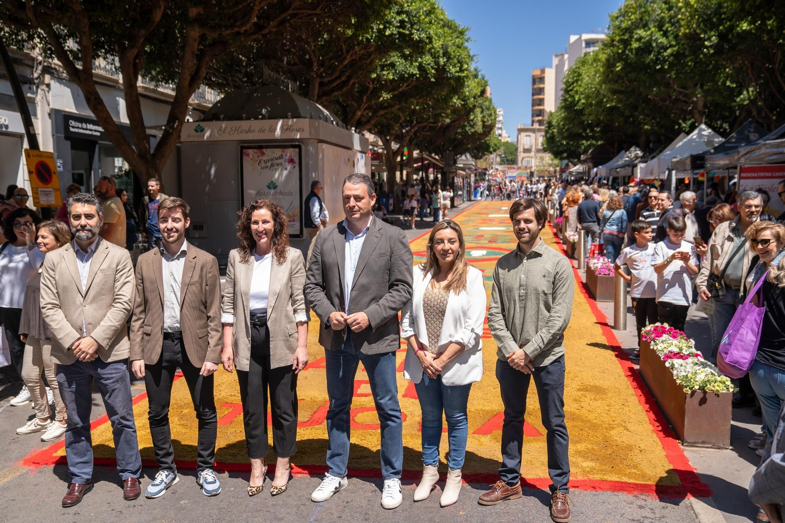 Foto de familia con las autoridades.