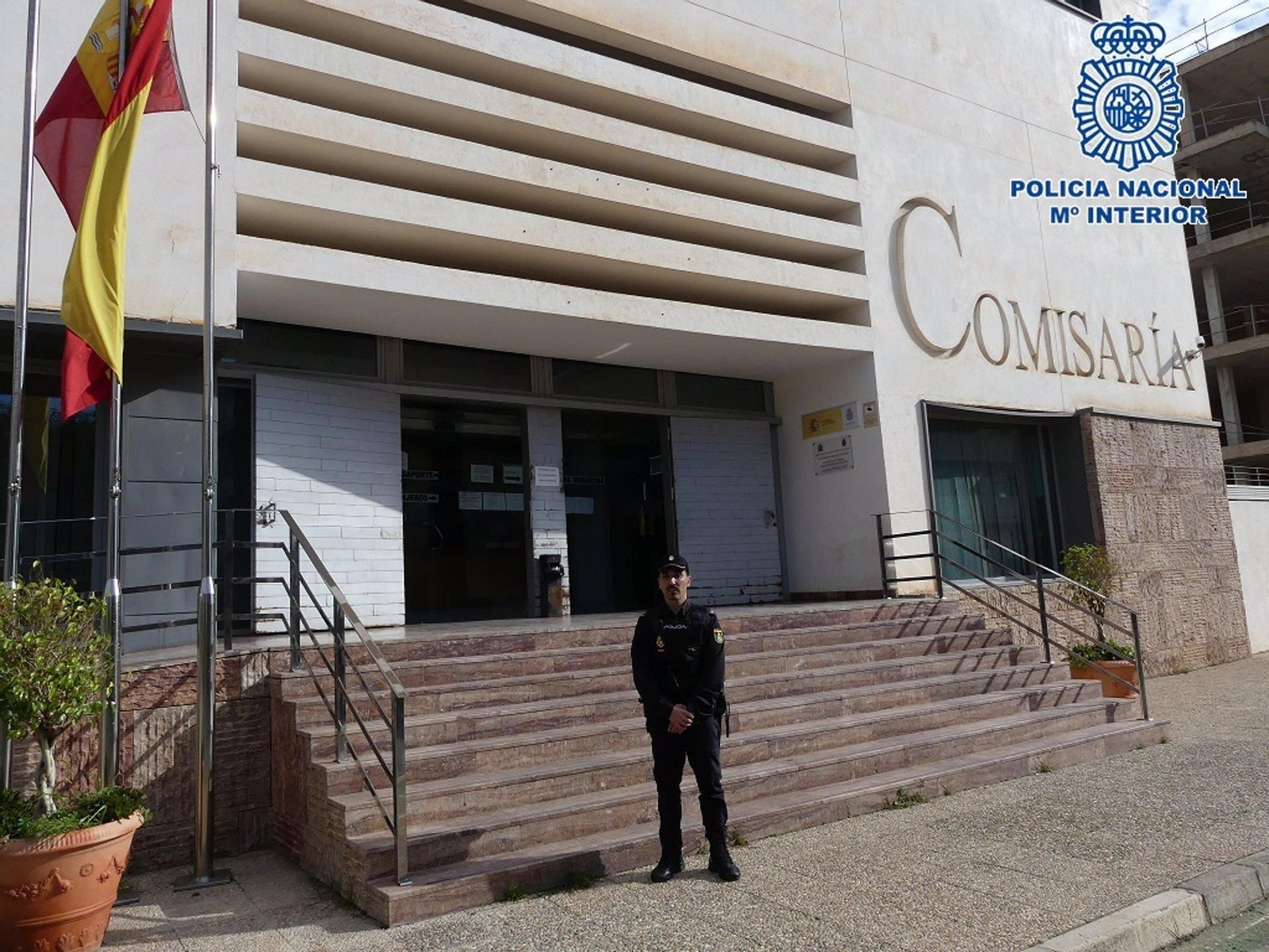 El agente de la Policía Nacional que ayudó a un padre a salvar a su bebé, en Antequera.