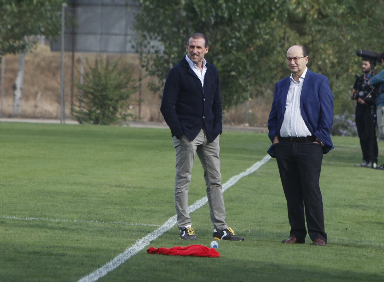 Óscar Arias, junto al presidente, José Castro, en un entrenamiento del primer equipo.