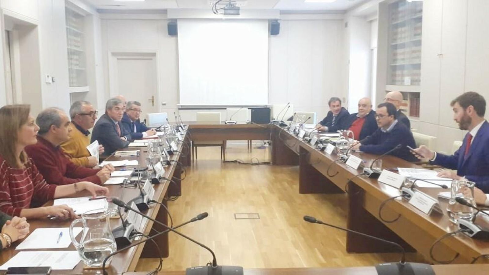 Los alcaldes con responsables del Ministerio y Adif, en Madrid, este viernes.